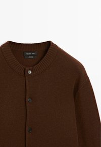 Brauner Wollcardigan mit einem gerippten Kragen, vorderer Knopfverschluss mit zwei schwarzen Knöpfen und langen Ärmeln. Etikett trägt die Aufschrift "Massimo Dutti".
