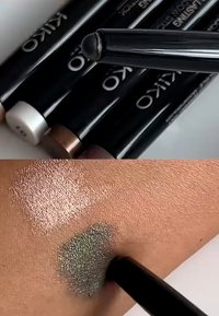 KIKO cosmetics gelblyant i svart med matt finish, swatchet på huden, som viser glitrende lyse og mørke grønne nyanser.