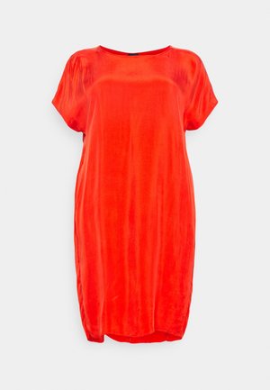 Løs, kortærmet rød satinkjole med rund halsudskæring, vist på en ensartet lysegrå baggrund.