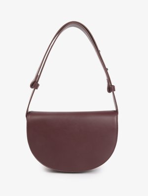 Bolsa de ombro em pele bordô na forma de meia-lua, com alça ajustável e bordas costuradas suaves, em fundo branco.