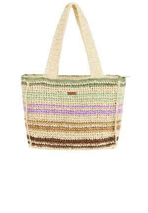 Gevlochten strooien tas met beige, groene, paarse en bruine horizontale strepen en twee dikke handvaten.