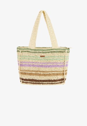 Gevlochten strooien tas met beige, groene, paarse en bruine horizontale strepen en twee dikke handvaten.