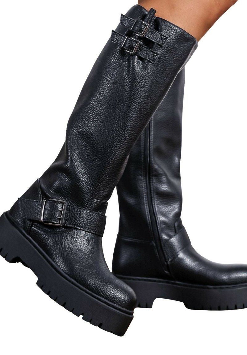 Bottes en cuir noir montantes avec finition texturée, dotées de deux accents à boucle et d'une semelle en caoutchouc épaisse pour une meilleure adhérence.