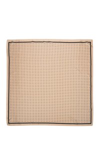 Beżowa tkanina z siatką drobnych czarnych kropek, obramowana jednolitą czarną linią. Gładka faktura, prostokątny kształt oraz jednolity wzór na całej powierzchni.