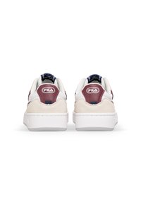 Sneaker bianche con un accento in suede beige texturizzato, tacco bordeaux e dettagli blu navy, caratterizzate da un design classico a bassa altezza e suola in gomma.
