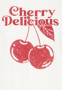 Tissu blanc avec un texte rouge audacieux et usé indiquant « Cherry Delicious », accompagné de deux graphiques de cerises rouges et de feuilles vertes.