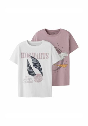 Twee T-shirts: één wit met "HOGWARTS" en een Quidditch ontwerp; één roze met een illustratie van een gevleugeld figuur boven sterren. Van katoen.