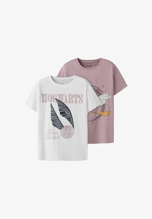 Zwei T-Shirts: eines weiß mit "HOGWARTS" und einem Quidditch-Design; eines rosa mit einer Illustration einer geflügelten Figur über Sternen. Aus Baumwollmaterial.