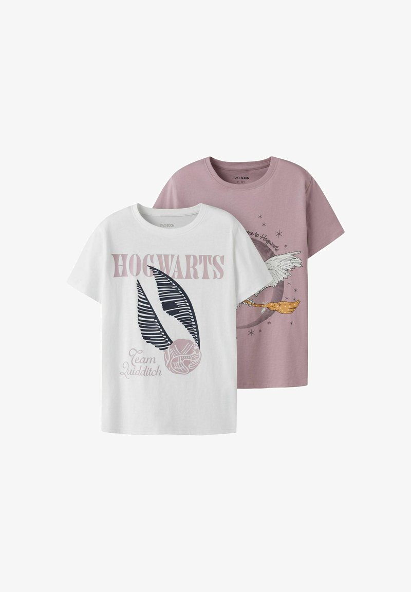 Deux T-shirts : un blanc avec "HOGWARTS" et un design de Quidditch ; un rose avec une illustration d'une figure ailée sur des étoiles. Matière en coton.
