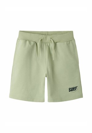 Jasnozielone, casualowe szorty z elastycznym pasem, sznurkiem do regulacji, kieszeniami po bokach oraz czarnym napisem „SURF” na dolnej prawej nodze.