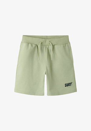 Shorts décontractés vert clair avec taille élastique, cordon, poches latérales et texte noir "SURF" sur la partie inférieure de la jambe droite.