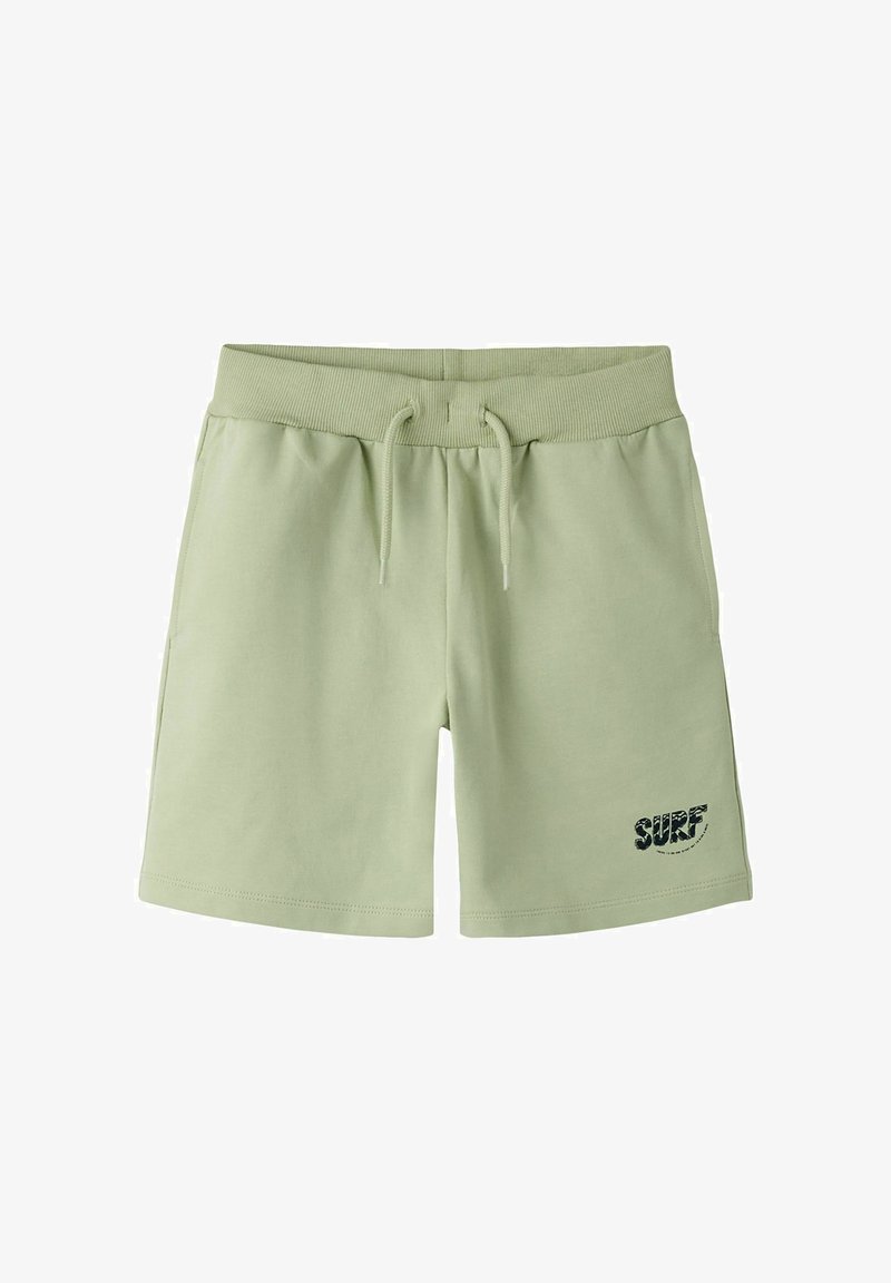 Shorts décontractés vert clair avec taille élastique, cordon, poches latérales et texte noir "SURF" sur la partie inférieure de la jambe droite.