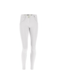 Pantaloni bianchi slim-fit realizzati in tessuto elasticizzato, dotati di due tasche frontali, chiusura con bottone e una superficie liscia.