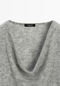 Szary sweter z kapturem typu golf, wykonany z miękkiego, teksturowanego materiału. Na kołnierzu widoczna metka marki "Massimo Dutti".