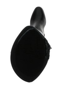 Botín de cuero negro hasta el tobillo con puntera redondeada, textura suave y cierre con cremallera lateral. El interior está forrado con tela oscura.