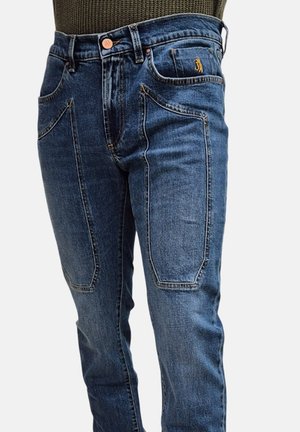 Jeans in denim blu scuro con una trama scolorita. Tra le caratteristiche ci sono molteplici tasche, una chiusura con bottone e un branding discreto sulla vita.