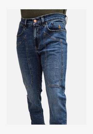 Jeans in denim blu scuro con una trama scolorita. Tra le caratteristiche ci sono molteplici tasche, una chiusura con bottone e un branding discreto sulla vita.