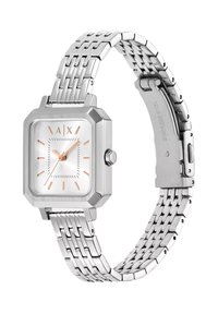 Reloj de pulsera de acero inoxidable plateado con caja cuadrada, marcadores y manecillas en oro rosa, correa de metal enlazada y cierre de gancho.