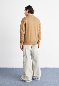 HUF TRIPLE TRIANGLE CREWNECK UNISEX - Sportinis megztinis - camel