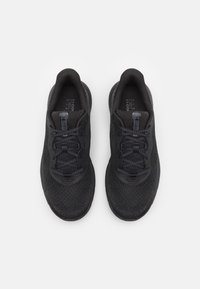 Zwarte sportieve schoenen met een textuur van mesh bovenwerk, ronde neus en platte veters. Inclusief gevoerde schacht en een gladde rubberen buitenzool.