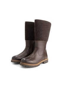 Een paar mid-calf donkerbruine leren laarzen met een bovenste gedeelte van gestructureerde stof en profielzolen, schuin naar links geplaatst op een witte achtergrond.