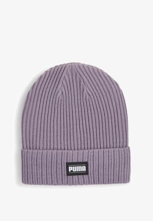 Strickmütze in hell-lavendel mit geripptem Muster und umgeschlagenem Saum. Inklusive eines schwarzen rechteckigen Tags mit weißem Text "PUMA."