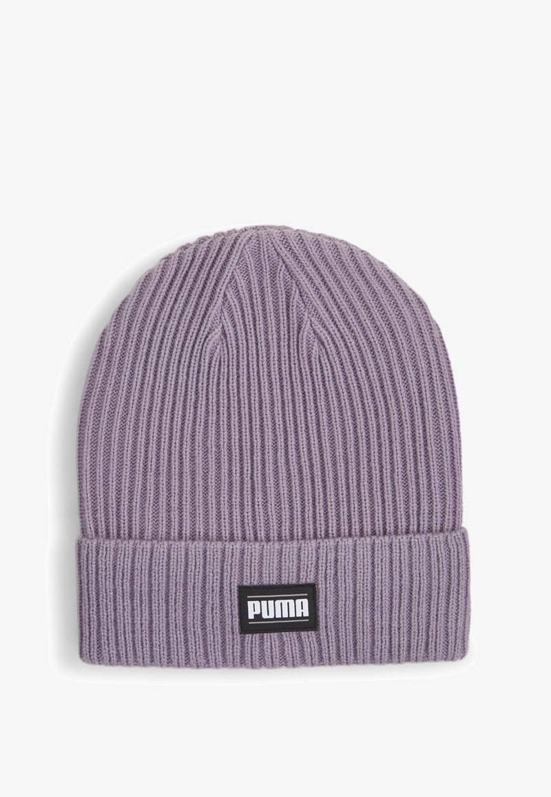 Berretto lavorato a maglia in lavanda chiaro, con texture a coste e risvolto. Include un'etichetta rettangolare nera con testo bianco, "PUMA."