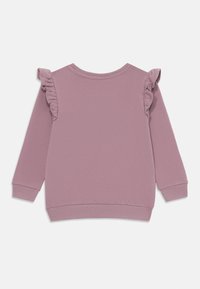 Felpa rosa con maniche lunghe, caratterizzata da dettagli arricciati sulle spalle, polsini e orlo a coste. Texture liscia, design casual.