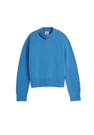 Blå strikket sweater med rund halsudskæring, lange ærmer og ribbede manchetter. Teksturen er glat, og designet er kortet ved taljen.