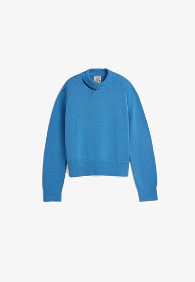 Blauwe gebreide trui met een ronde halslijn, lange mouwen en ribgebreide manchetten. De textuur is soepel en het ontwerp is cropped ter hoogte van de taille.