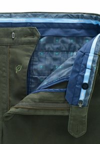 Pantaloni verde oliva con una texture liscia, chiusura con zip e foderatura blu a motivo con accenti a diamante e cuciture a contrasto.
