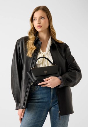 Guess, GILDA TOP HANDLE FLAP - Sac à main - schwarz