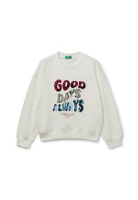 Sudadera blanca con texto de lentejuelas coloridas "BUENOS DÍAS SIEMPRE" y texto más pequeño "LO MEJOR ESTÁ POR LLEGAR" en la parte frontal.