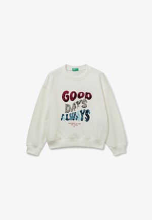 Sudadera blanca con texto de lentejuelas coloridas "BUENOS DÍAS SIEMPRE" y texto más pequeño "LO MEJOR ESTÁ POR LLEGAR" en la parte frontal.