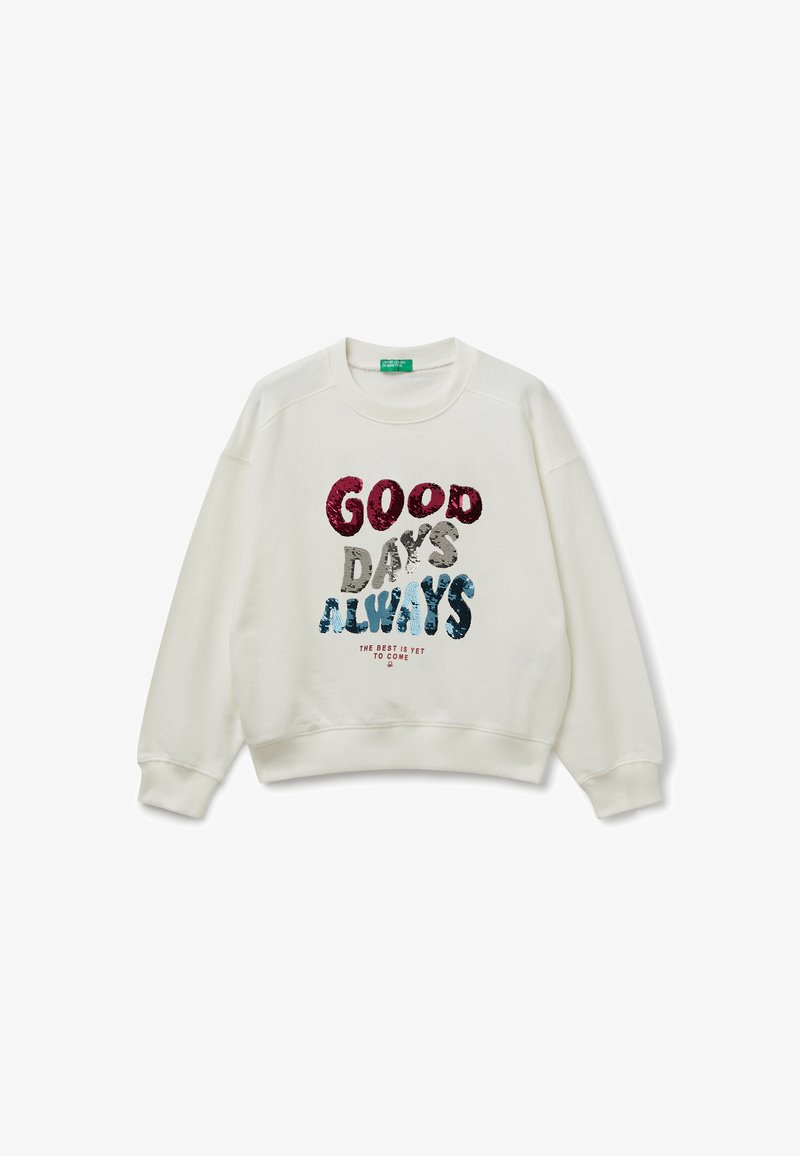 Sudadera blanca con texto de lentejuelas coloridas "BUENOS DÍAS SIEMPRE" y texto más pequeño "LO MEJOR ESTÁ POR LLEGAR" en la parte frontal.