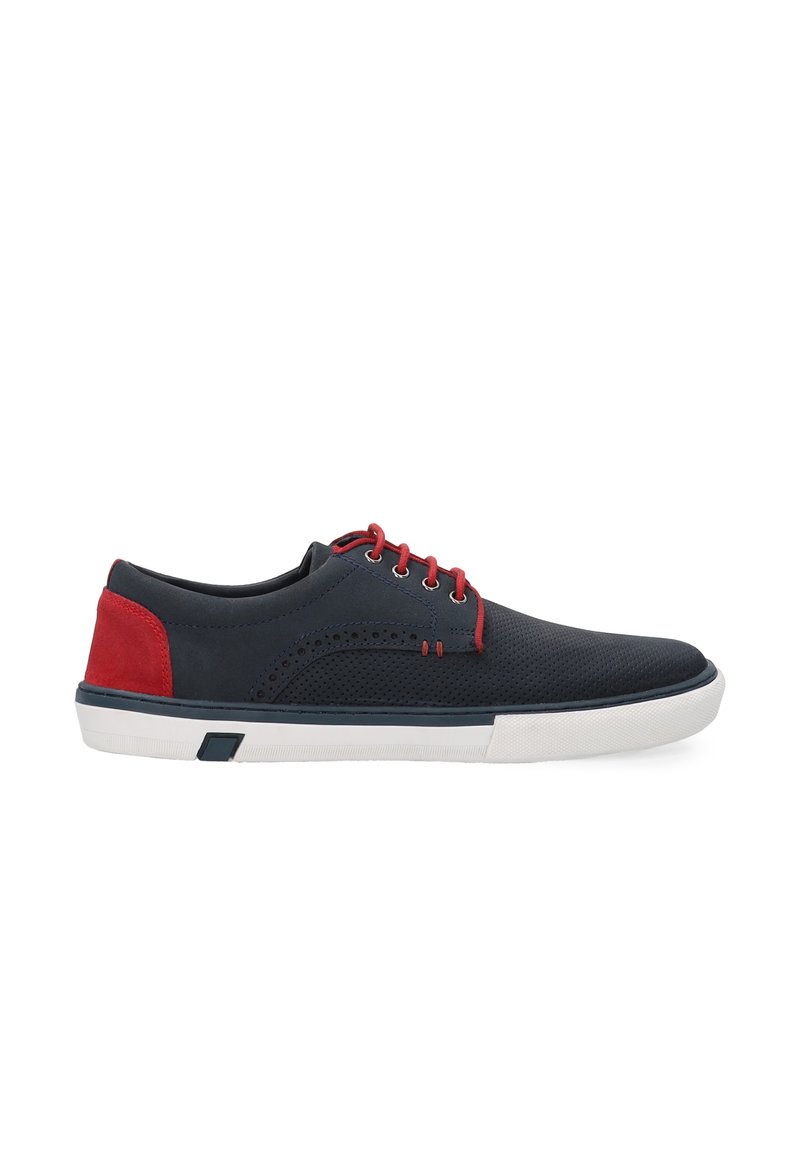 Marineblaue Sneaker mit roten Akzenten, aus strukturiertem Mesh-Material. Mit einer weißen Gummisohle, runden Schnürsenkeln und dekorativen Perforationen.