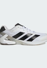 Białe buty sportowe z czarnymi akcentami, z siateczkową cholewką, trzema czarnymi paskami, wyściełaną podeszwą i eleganckim, nowoczesnym designem.