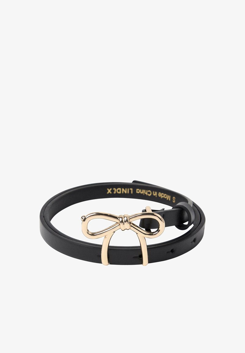 Sort læderbælte med en lille guldsløjfebuckle, snoet med synlige justeringshuller og en bæltestrop.