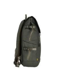 Olijfgroene rugzak met een oprolsluiting, gestructureerde stof, zijvakken, verstelbare banden en een ritscompartiment.