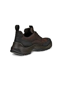 Zapatilla de deporte de cuero marrón y textil con suela de goma negra, que presenta un collar acolchado, parte delantera con cordones y tira de agarre en el talón.