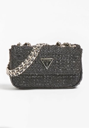 Mała czarna torebka typu crossbody z tweedu z srebrnym łańcuszkowym paskiem i metalową plakietką z logo Guess z przodu.
