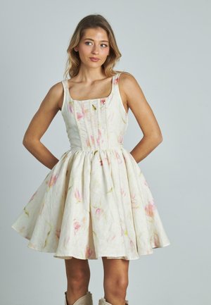 Vestido de estampado floral en beige claro con acentos en rosa, que presenta un corsé ajustado, escote cuadrado y falda fluida. Fabricado con tela texturizada.
