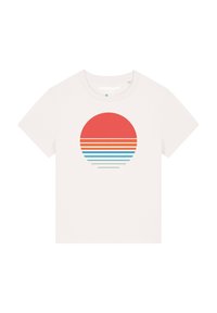 Weißes Baumwoll-T-Shirt mit einem Grafikdruck einer großen roten Sonne, unterhalb mit horizontalen Streifen in Blau, Orange und Grün. Klassisches Rundhalsdesign.
