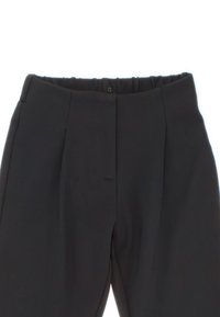 Pantaloni neri con una piega frontale e cintura elastica, dotati di chiusura con cerniera e tessuto liscio.