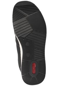 Musta kumikenkien pohja, jossa on teksturoitu pito. Kannan kohdalla on punainen logo ja sileät sivut, joissa on minimaalinen muotoilutieto.