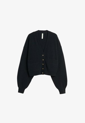 Sort kort cardigan med V-hals, der har oversize ærmer, to forlommer og seks knapper i guldfarvet metal foran.