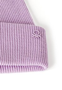 Berretto a costine di colore viola con risvolto e un piccolo logo coordinato sul lato. Tessuto morbido con cuciture uniformi.