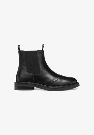 Bottines Chelsea en cuir noir avec panneaux élastiques sur les côtés, bout arrondi, perforations décoratives et languettes de tirage. Semelle en caoutchouc noir robuste.