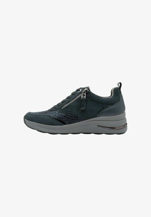 Dunkelgrauer Sneaker mit strukturiertem Seitenpanel, Reißverschluss und flacher Gummisohle. Verfügt über gepolsterte Knöchel und metallische Akzente an der Ferse.