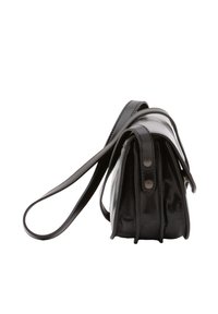 Borsa a spalla in pelle nera con chiusura a pattina e snap metallici, mostrata da un'angolazione laterale con la tracolla estesa.